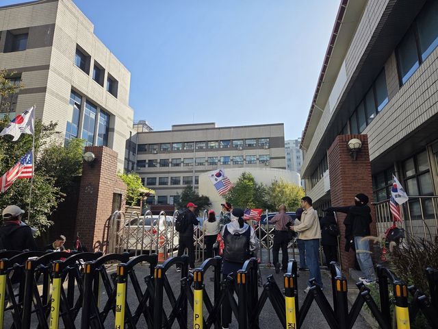 영등포경찰서 앞에 모여있는 보수단체 회원들.