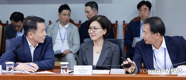 대화하는 대통령실 참모진