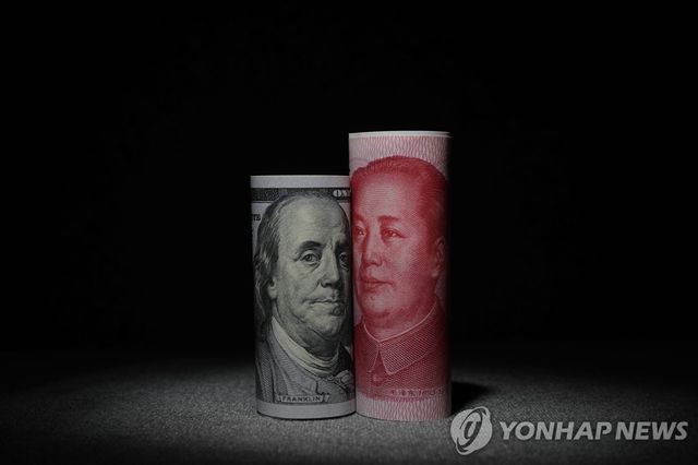 중국 위안화와 미국 달러화 지폐
