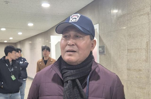 인터뷰하는 김인식 감독