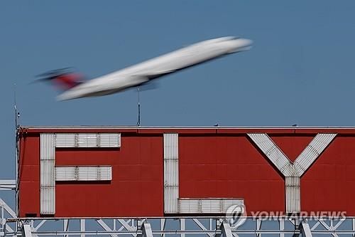 미 애틀랜타 국제공항의 이륙 항공기