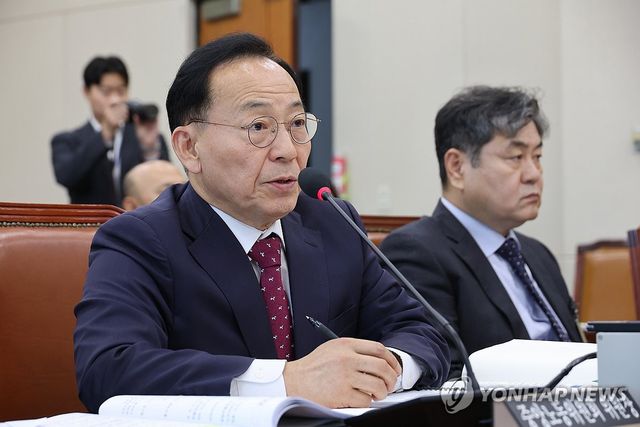 답변하는 김태기 중앙노동위원회 위원장