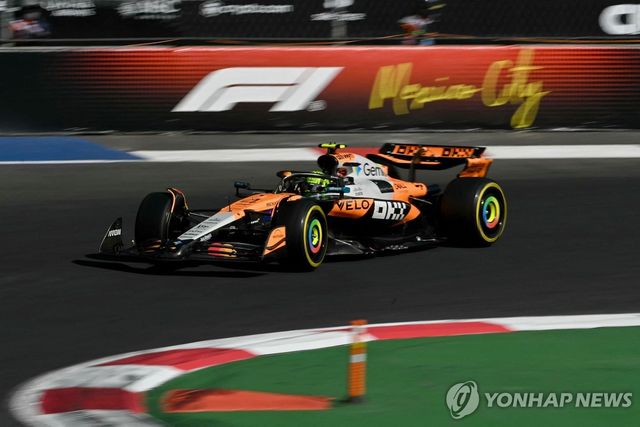 질주하는 랜도 노리스의 머신