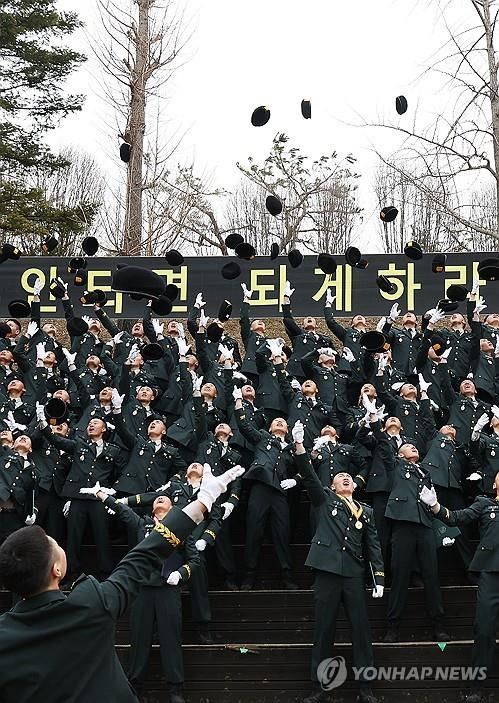 허공속으로 사라지는 베레모