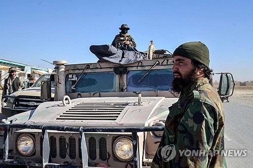 파키스탄 국경서 순찰하는 아프간 탈레반 보안요원들