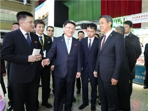 윤정호 북한 대외경제상(앞줄 가운데)과 왕야쥔 주북 중국대사(앞줄 오른쪽)