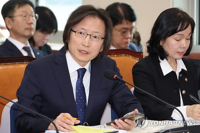 답변하는 주병기 공정거래위원장