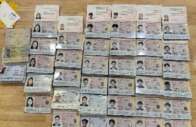 캄보디아 정부와 경찰이 프놈펜 센속 지구에서 범죄조직을 체포하면 압수한 여권 35개. 캄보디아 매체 크메르타임스에 따르면 9월 15일 캄보디아 정부와 경찰은 프놈펜 지구의 한 콘도에서 온라인 사기 조직 및 불법 숙박업소를 운영한 한국인 33명 등 일당 48명을 체포했다. 하지만 일부 온라인 커뮤니티에서는 해당 사진이 '캄보디아에서 송환된 한국인들의 여권 사진'이라고 소개되고 있다. [크메르타임스 홈페이지 캡처. 재판매 및 DB 금지]