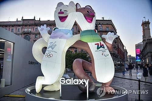 밀라노 시내에 설치된 올림픽 마스코트 티나와 밀로 조형물