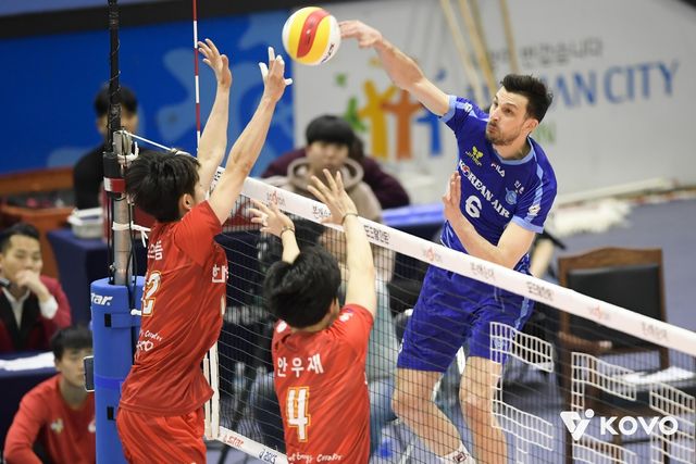 대한항공에서 뛰는 시절의 가스파리니(오른쪽)