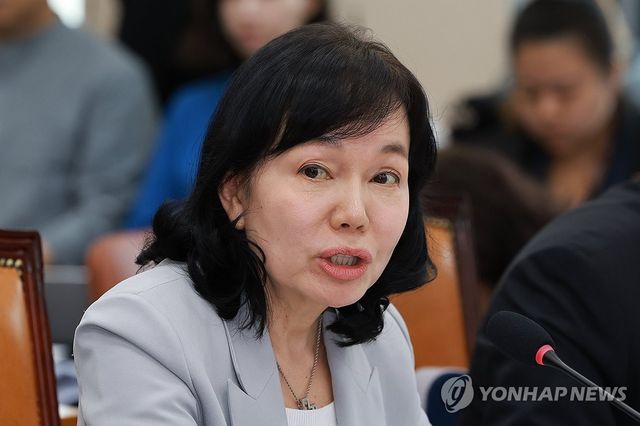 질의에 답하는 송경희 개인정보보호위원장