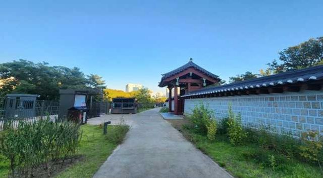 창경궁 출입문(왼쪽)과 종묘 북신문(오른쪽)