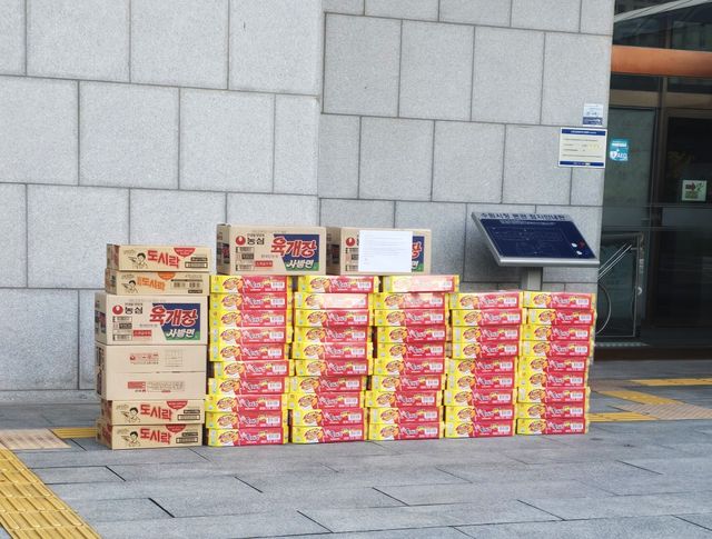 수원시청에 누군가 두고 간 라면상자