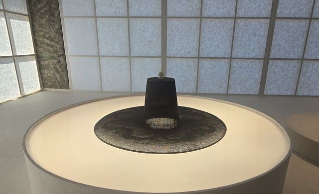 박창영 작가의 '박쥐 문양 갓'