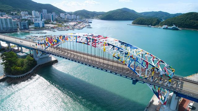 바다 위 예술작품으로 새로 탄생한 통영대교