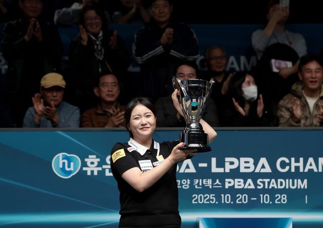 1년 8개월 만에 우승하고 트로피를 들어 올린 김민아