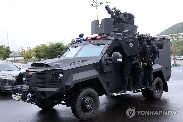 장갑차 타고 출동하는 경찰 특공대