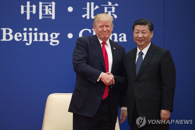 2017년 11월 9일 중국 베이징에서 만나 악수하는 도널드 트럼프 미국 대통령(왼쪽)과 시진핑 국가주석.[AFP=연합뉴스. 재판매 및 DB 금지]