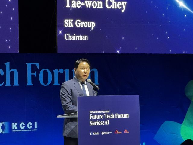 퓨처테크포럼에서 개회사 중인 최태원 SK그룹 회장 