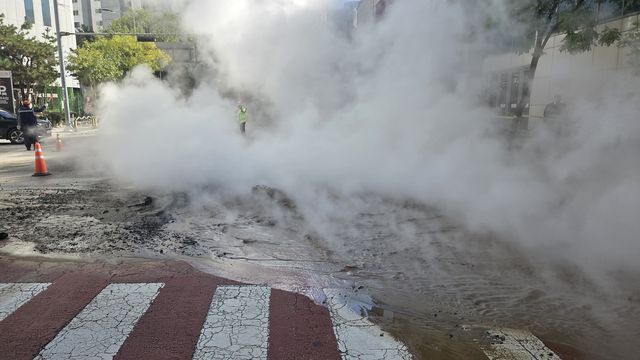안양시 범계역 인근 도로서 발생한 열수송관 파열사고 현장