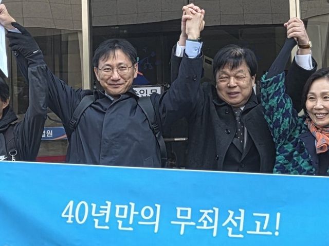 28일 재심에서 약 40년 만에 무죄 선고를 받은 정진태씨(오른쪽)와 최정규 변호사(왼쪽) [촬영 박수현]