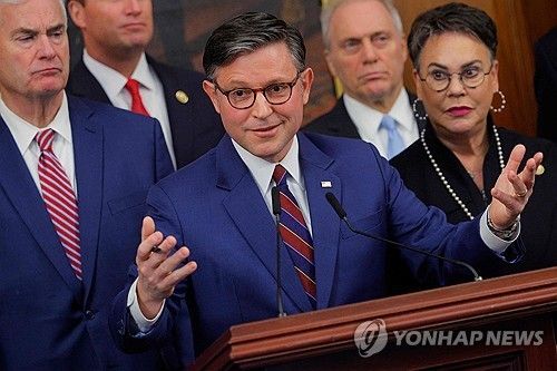 기자회견 하는 마이크 존슨 하원의장