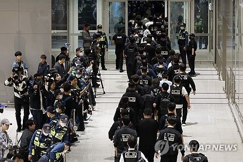 캄보디아 온라인 사기에 가담해 구금된 한국인들이 10월 18일 오전 인천국제공항 제2터미널을 통해 송환되고 있다. 이날 송환에는 경찰 호송조 190여명이 투입됐다.[연합뉴스 자료사진]