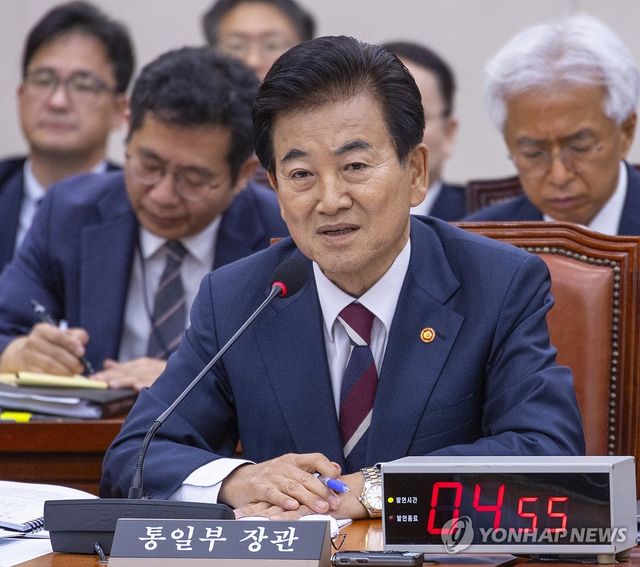 국정감사에서 의원 질의에 답하는 정동영 통일부 장관