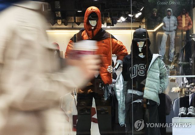 계절 바뀐 옷 가게 쇼윈도