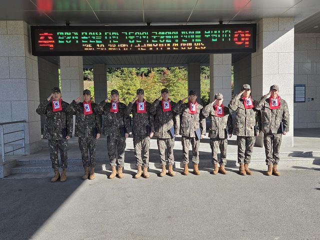 상무에서 28일 전역식을 마치고 거수경례하는 임동혁 등 9명의 선수