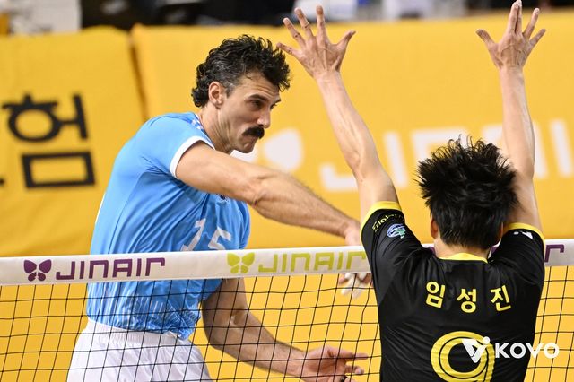 KB손해보험과 경기에서 공격하는 대한항공의 러셀(왼쪽)