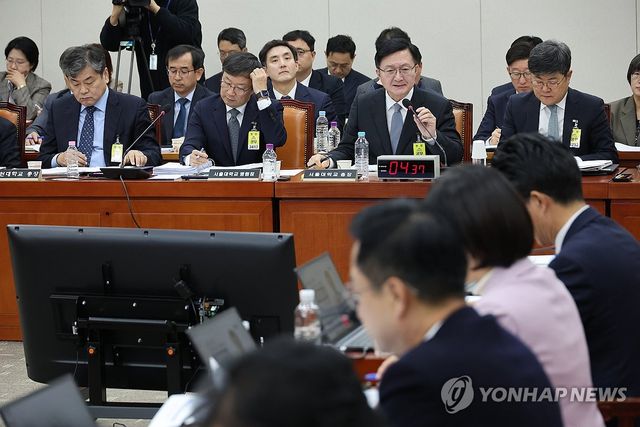 답변하는 유홍림 서울대학교 총장