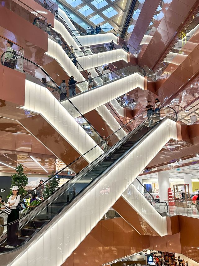 '두짓 센트럴 파크'의 X자형 에스컬레이터 [사진/권혁창 기자] 