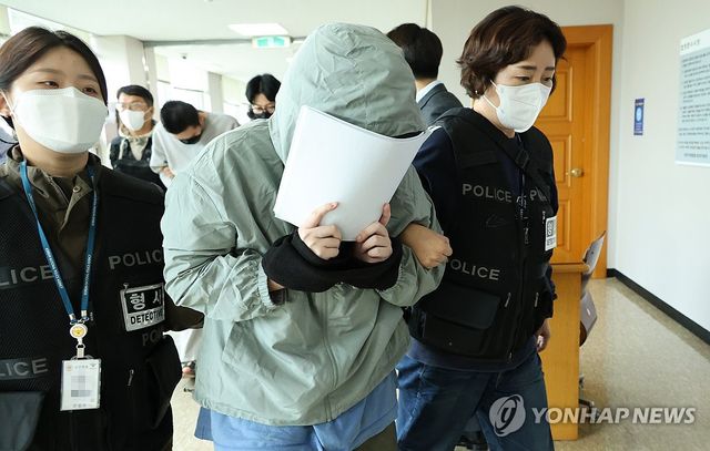 얼굴 가리는 캄보디아 송환 피의자