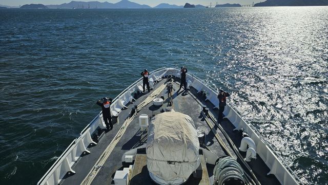 실종 잠수사 수색 중인 해경 대원들