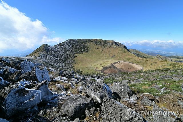 파란 하늘 아래 상고대 핀 백록담
