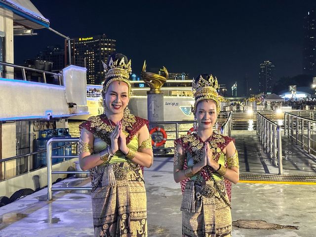 손님을 맞는 '화이트 오키드 리버 크루즈' 직원들 [사진/권혁창 기자]