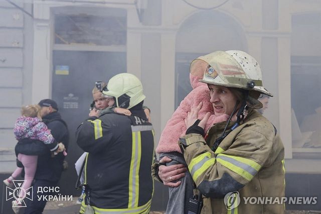 러시아 드론, 우크라 유치원에 떨어져…구조되는 유치원생들