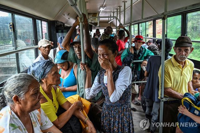 28일(현지시간) 대피하는 쿠바 동부 주민들