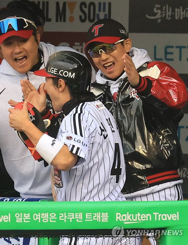 염경엽 감독, 신민재 예뻐라!