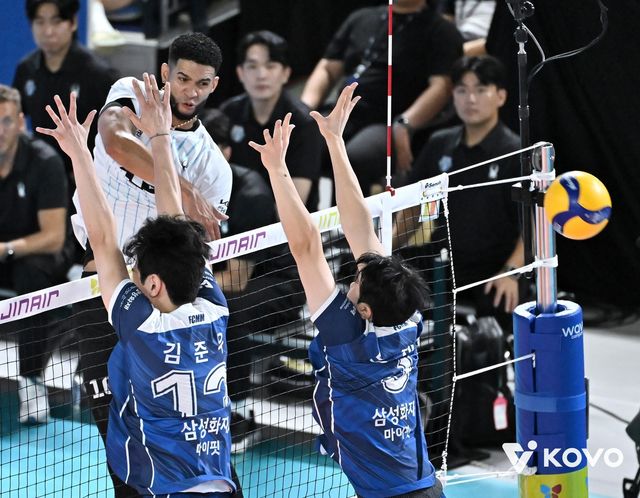 삼성화재전에서 공격하는 레오(뒤쪽)