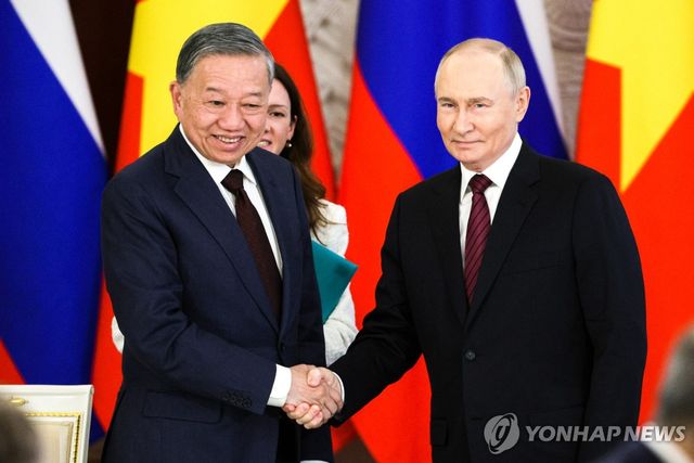 러시아-베트남 정상 악수