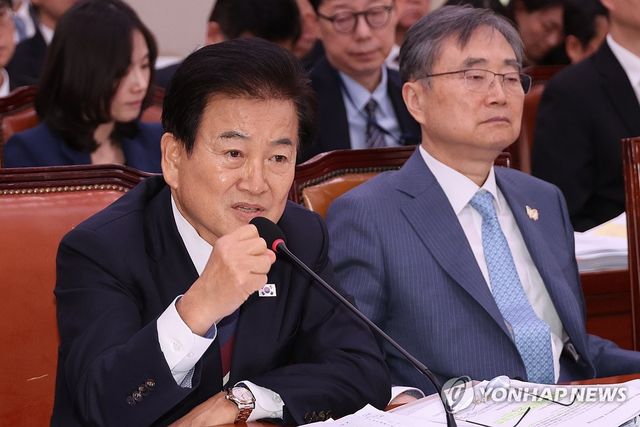 북미회담 가능성 관련 답변하는 정동영 통일장관