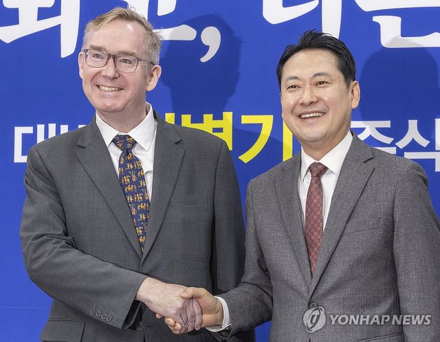 콜린 크룩스 주한영국대사와 악수하는 장동혁 대표