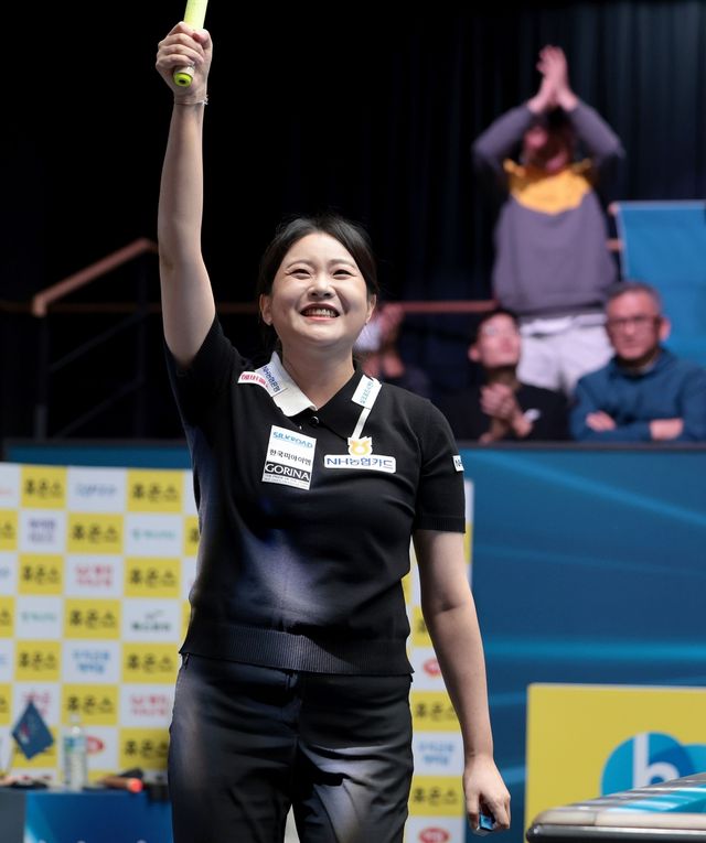 우승을 확정하고 큐를 들어 올린 김민아