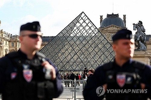 루브르 박물관 주변에 배치된 경찰들