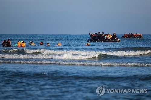 영국해협 건너려는 불법 이주민들