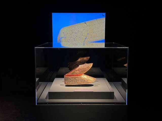 100년 만에 완전한 형태 찾은 금동 신발 