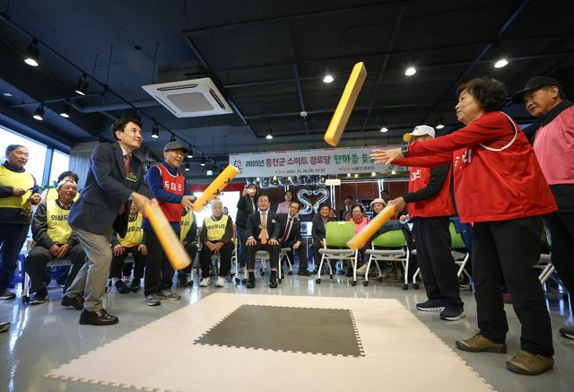 어르신들과 윷놀이 펼치는 김진태 지사