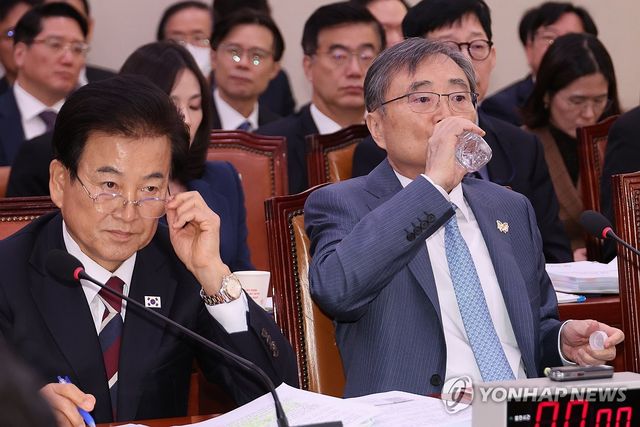 물 마시는 조현 외교부 장관